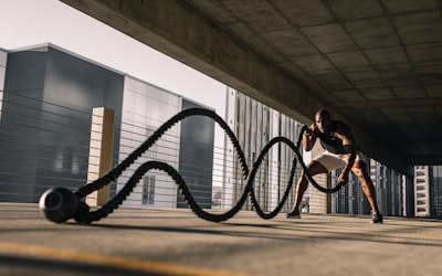 世界杯小组赛A组焦点战直播画面：两支球队在绿茵场上激烈拼抢