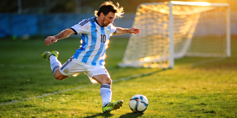 世界杯球星梅西在训练中准备射门的特写镜头